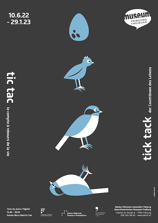 Blaues Plakat der Ausstellung "tick tack - der Countdown des Lebens" © Etat de Fribourg - Staat Freiburg - studio KO  